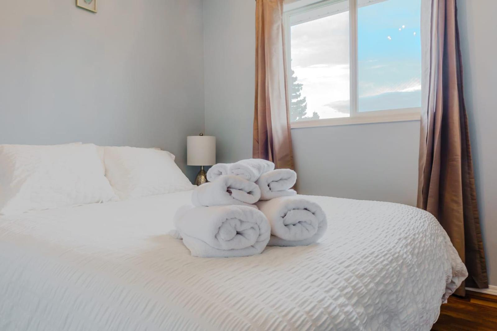 The Blue Door Hotell Grande Prairie Exteriör bild